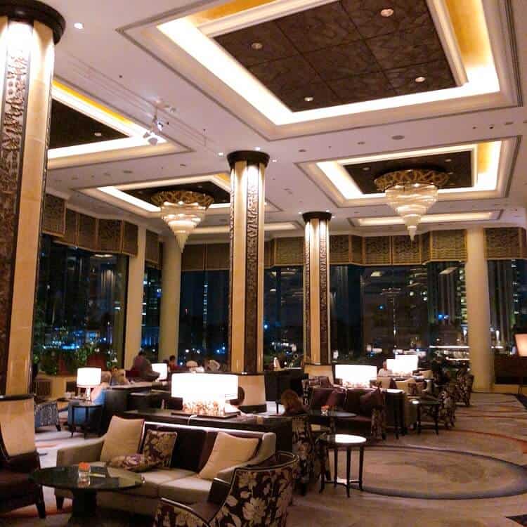 ウイング棟の夜のロビーの様子