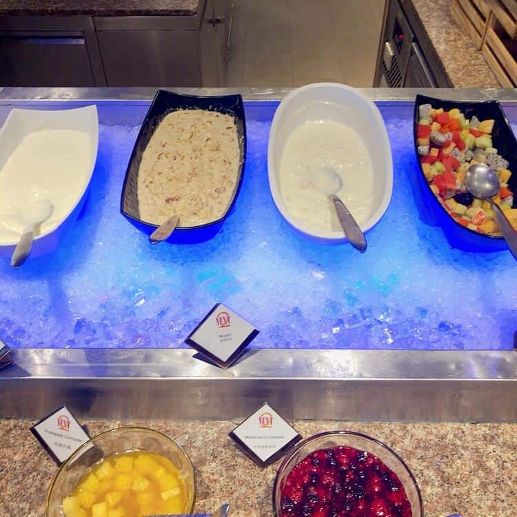 カットされたフルーツやヨーグルト