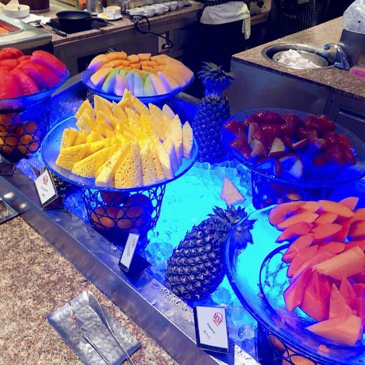 南国感あふれる様々な種類のフルーツ