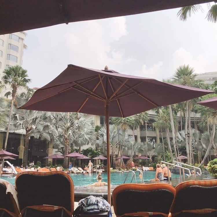 パラソルとデッキチェア