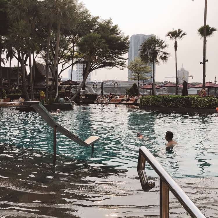 メインプールは深めの作りになっている