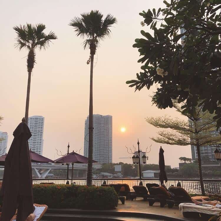 チャオプラヤー川沿いにあるデッキチェアー