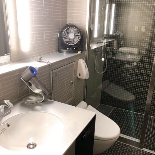 ダークカラーを基調としたシャワールーム