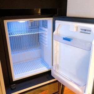 冷蔵庫は空の状態