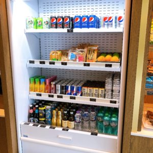 フロント横にはドリンクやスナックが販売されている