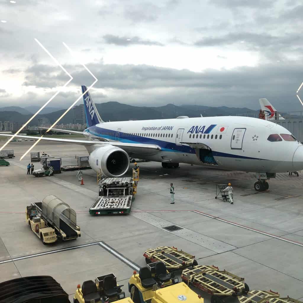 台北松山空港に駐機しているanaの旅客機