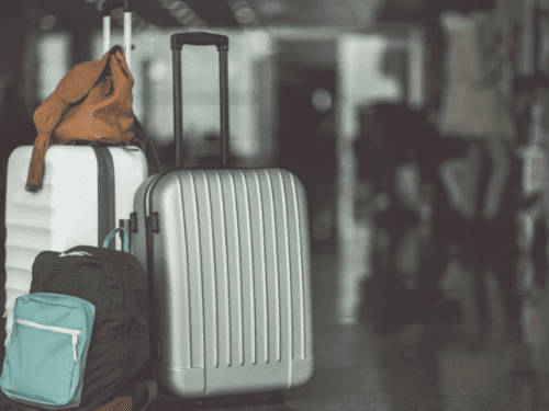 空港の出発ロビーに置かれているキャリーケース