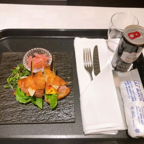 プラチナ特典のウェルカムギフト。クロワッサンサンドとワインをいただきました。