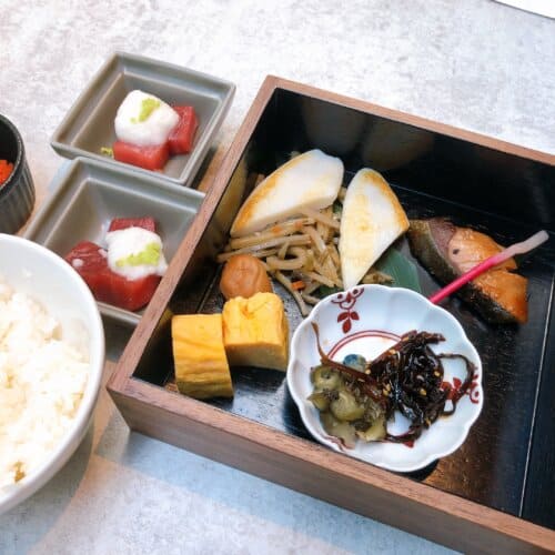 木箱の中に入った和食