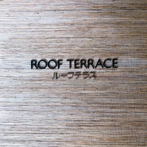 ホテル最上階にあるルーフトップテラス