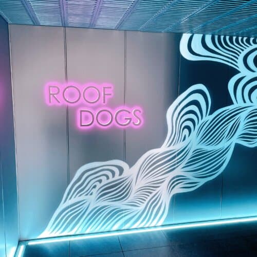 ルーフトップバーの看板