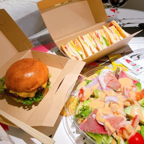 部屋飲みプランで注文したハンバーガーやクラブサンドイッチ