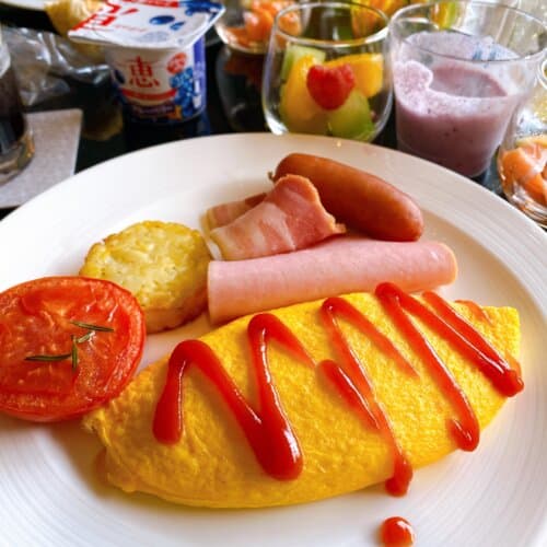 運ばれてきたプレーンオムレツ