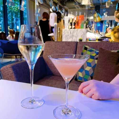 バーで注文したスパークリングワインとモクテル