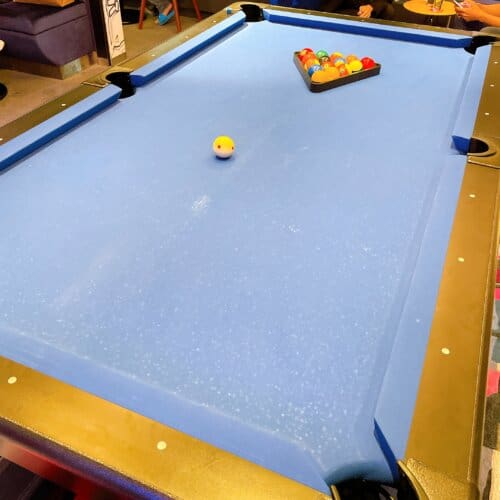 バーにあるビリヤード台