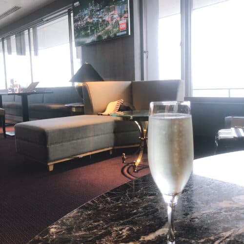 昼間からスパークリングワインを飲む様子