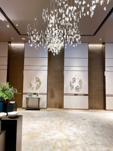 ホテルの入り口にあるエレベーター