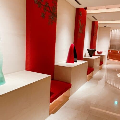 エレベーターホールにあるソファ