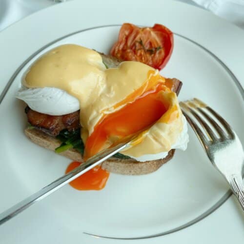 エッグベネディクトの黄身を割った様子