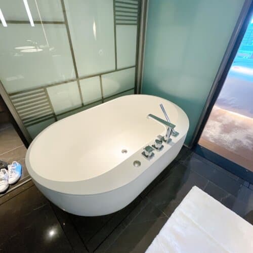 スーペリアルームのバスタブ