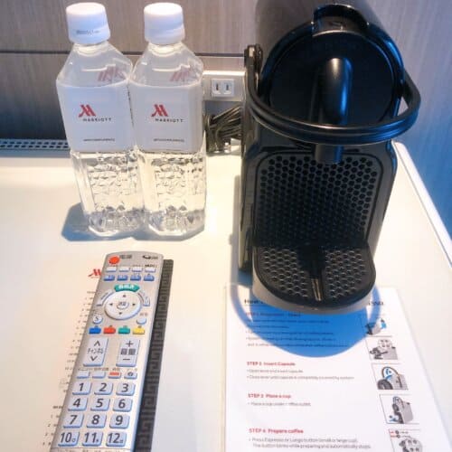 ミネラルウォーターとネスプレッソマシーン