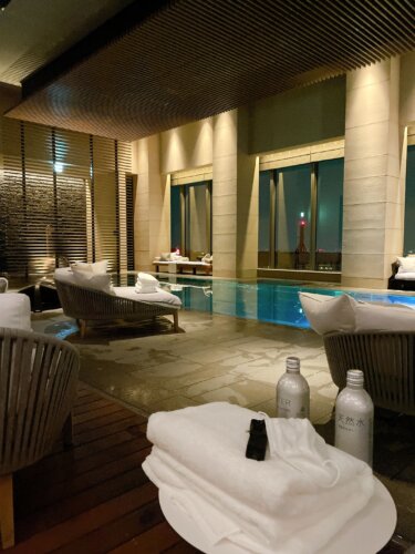 夜のプールエリア