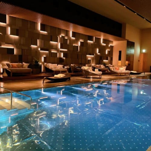 ライトアップされたプールエリア