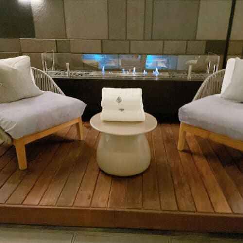 プールエリア中央にある暖炉