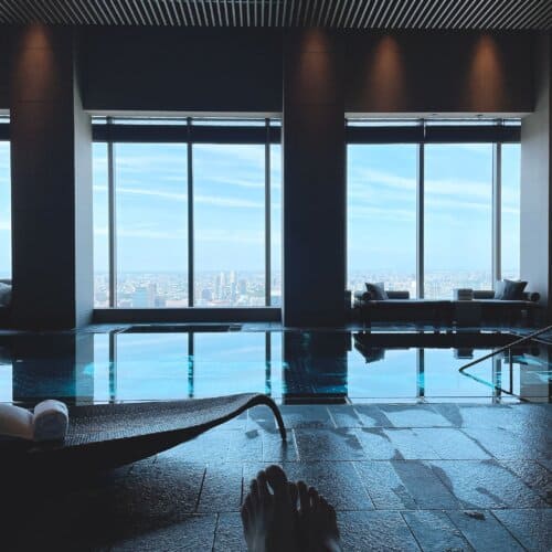 デイベッドでくつろぐ様子