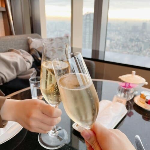 シャンパンで乾杯をしている様子