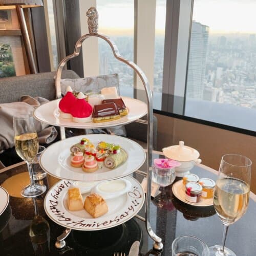 アフタヌーンティーとシャンパン