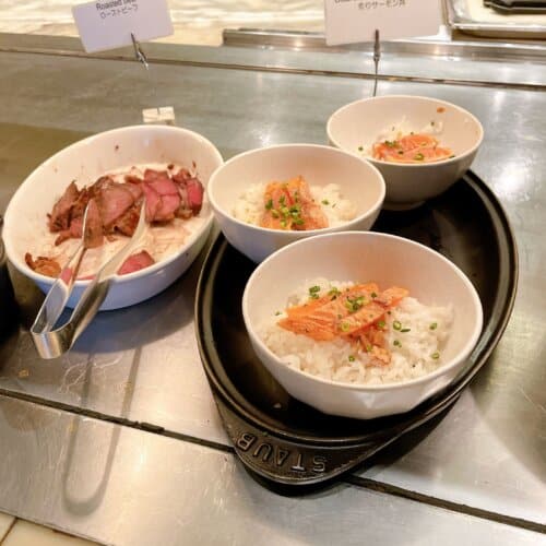 炙りサーモン丼やローストビーフなど