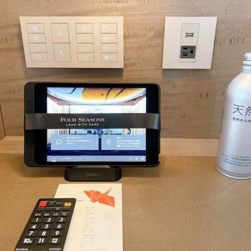 ベッドサイドに用意されているタブレット端末