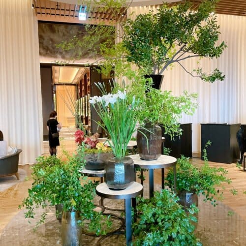ロビー中央にある生花