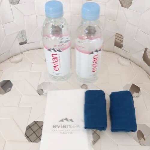 エビアンウォーターとスイムキャップ