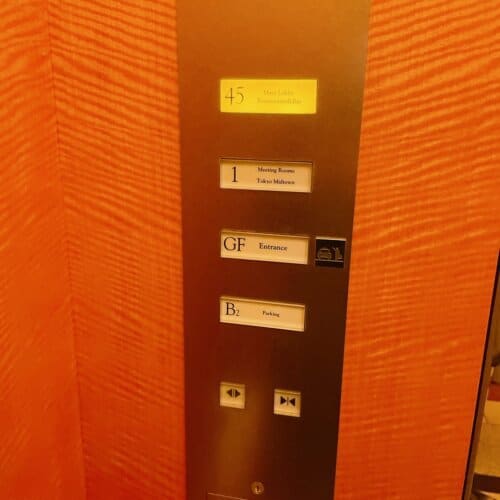 エレベーター内