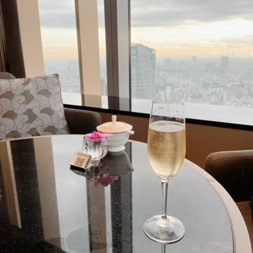 クラブフロアでチェックインしている様子