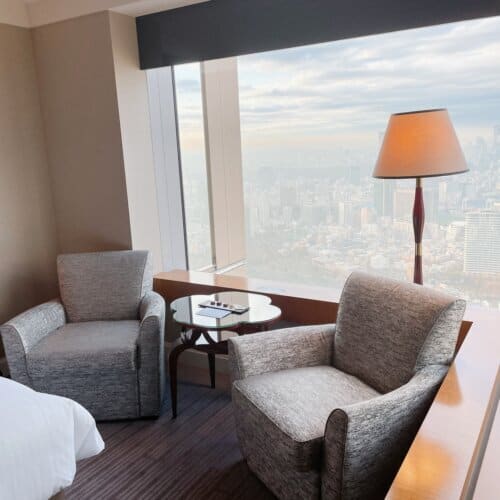 窓際にあるソファ