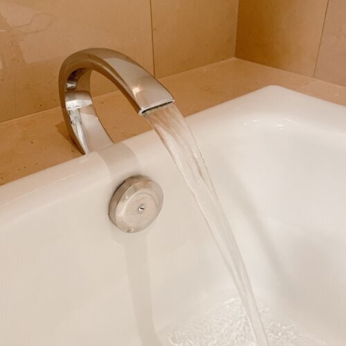バスタブの蛇口から水が流れる様子