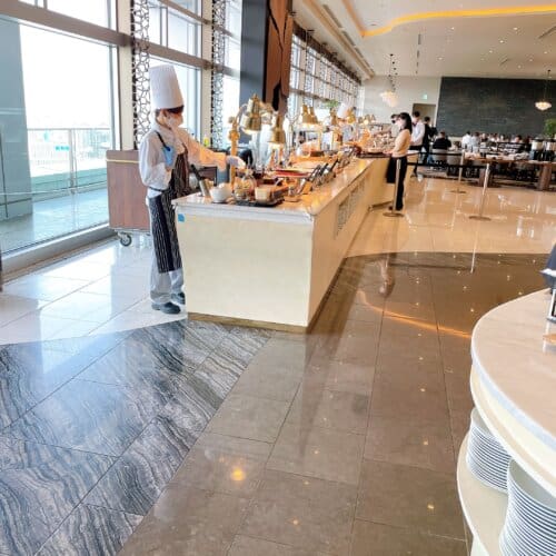 レストランで調理しているシェフ