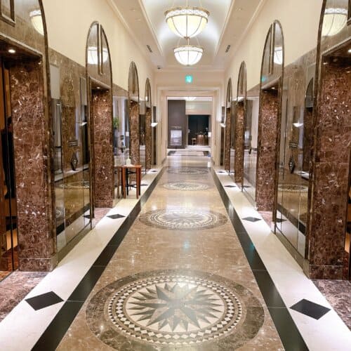 ロビー階のエレベーターホール