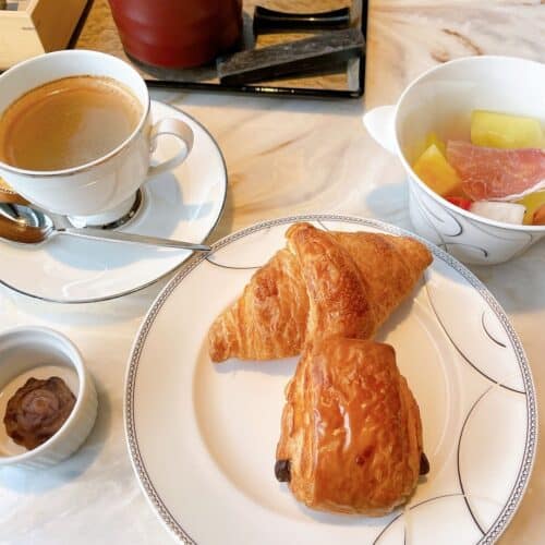 ビュッフェ台からピックアップしてきた料理