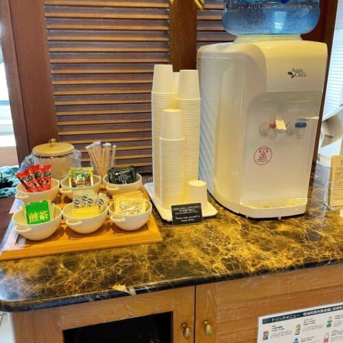 リラクゼーションエリア中央にあるドリンクコーナー