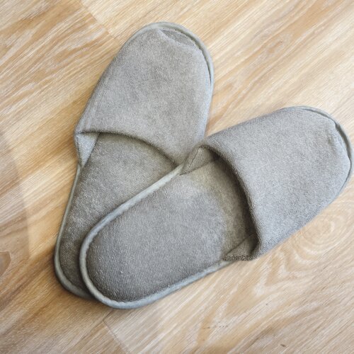 グレーのスリッパ