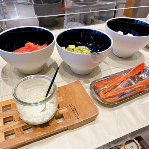 カットトマトやアボカドなど