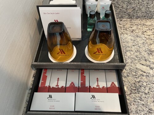 箱の中に収納された基礎化粧品セット