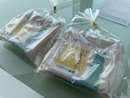 ホテルからギフトとしてもらったカステラとホテルオリジナルのステンレス製のマグカップ