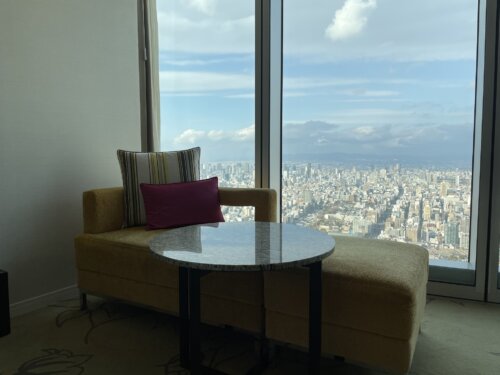 ベッドサイドにあるソファ