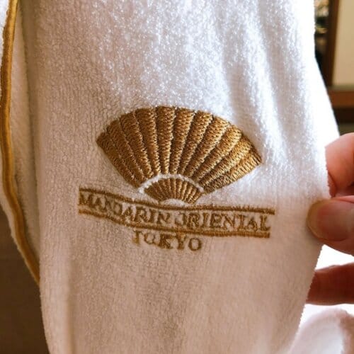 マンダリンオリエンタル東京のロゴが入ったバスローブ