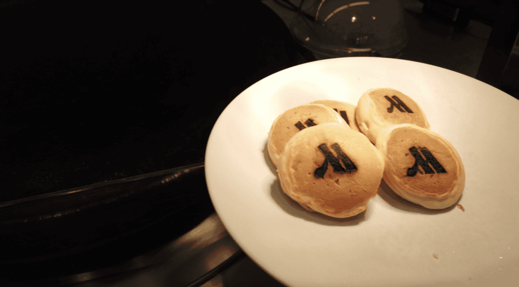 マリオットの焼印がされたパンケーキ